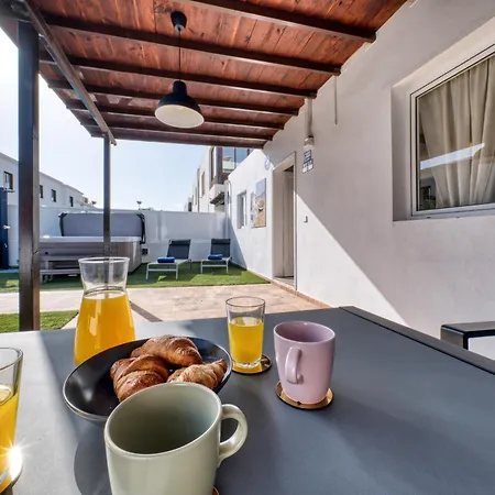 Flaminia Art With Jacuzzi-400m From The Villa Puerto del Carmen (Lanzarote)