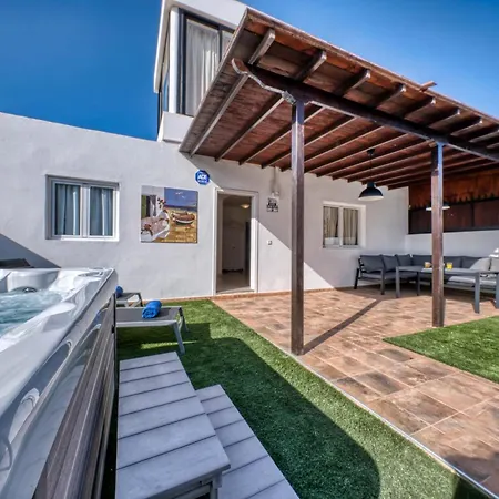 Villa Flaminia Art With Jacuzzi-400m From The Puerto del Carmen (Lanzarote)
