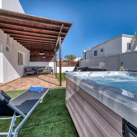 Flaminia Art With Jacuzzi-400m From The Villa Puerto del Carmen (Lanzarote)